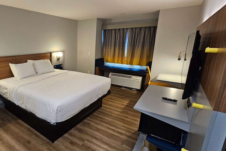 Room 8 of 28
