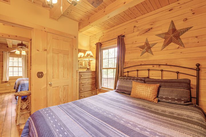 Fire Pit & Porch: Warm & Woodsy Rothbury Escape!