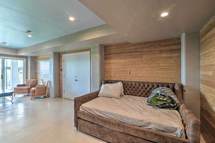 Luxurious Waterfront Home w / Private Pier & Views!