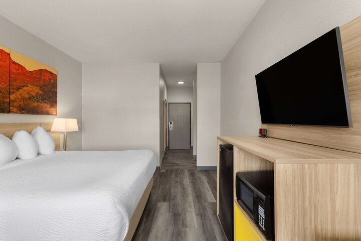 Room 34 of 143