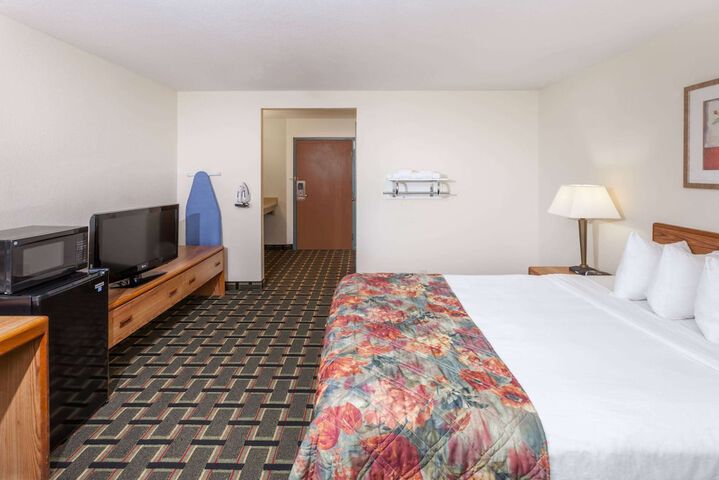 Room 13 of 33