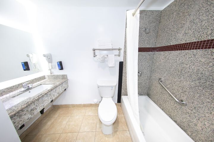 Rodeway Inn & Suites Bellflower