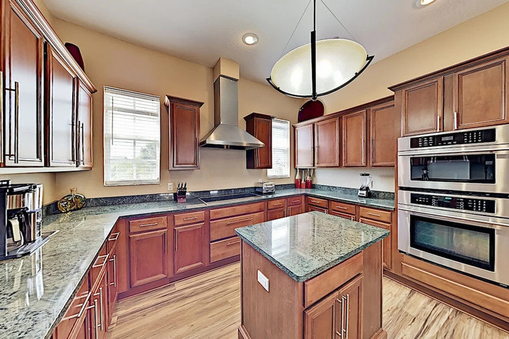 Immaculate Canal W / Pool Dock & Game Lounge 4 Bedroom Home