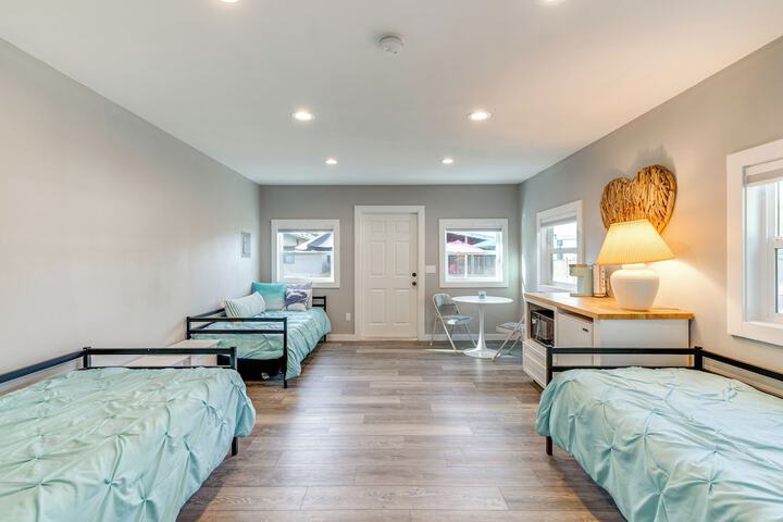 Bayfront Retreat w / Private Beach in Birch Bay