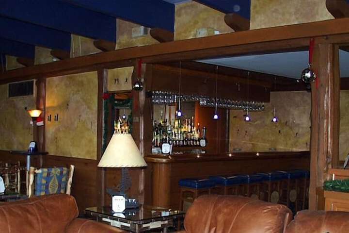 Lounge 34 of 50