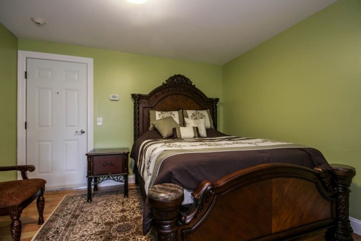 Room 27 of 32