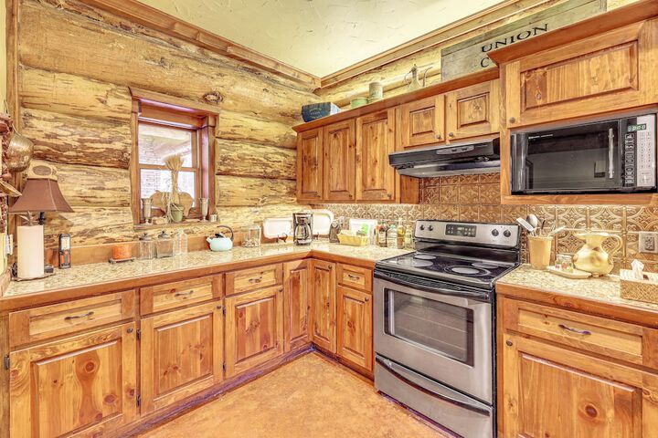 Fish Boat & Hike: Pet-friendly Cabin in Arkansas
