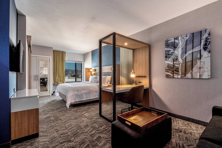 Room 7 of 18