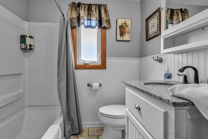 Gorgeous 2 Queen Bedroom Apartment in North Buffalo with 70 inch TV