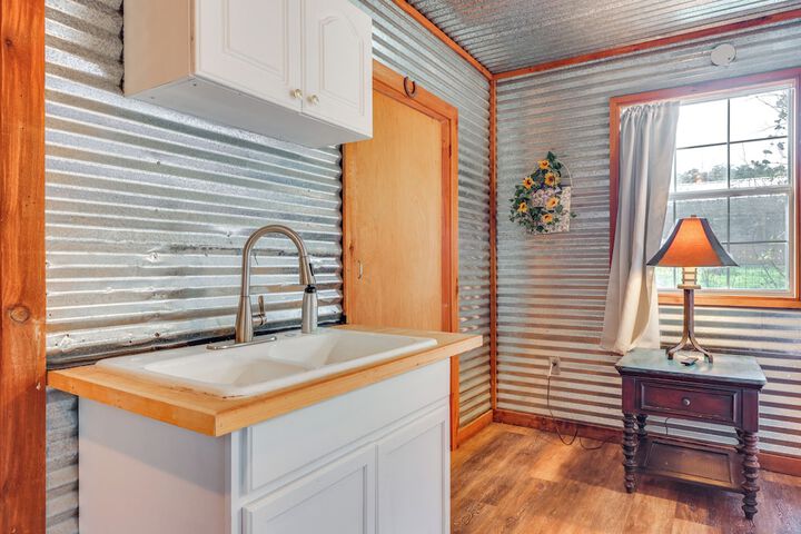 Cozy Couples Cottage w / View Near Canyon Lake!