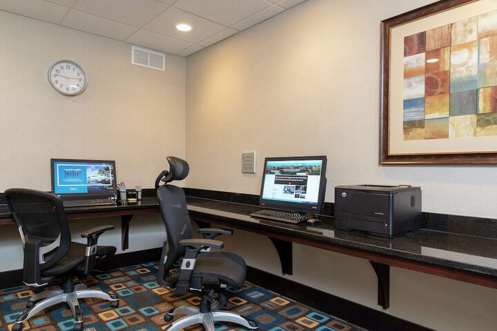 Hampton Inn & Suites Cleveland-Airport / Middleburg Heights