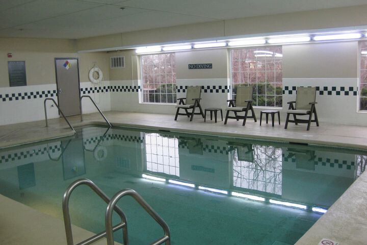 Country Inn & Suites by Radisson Clinton, IA