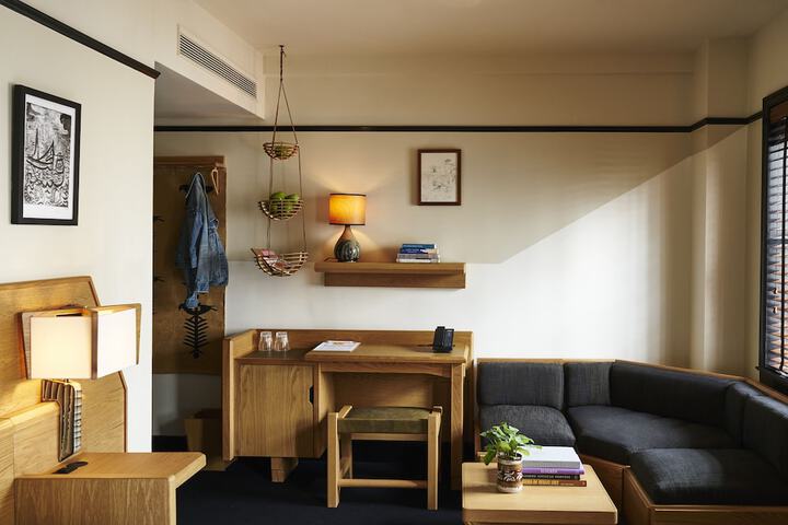 Room 18 of 102