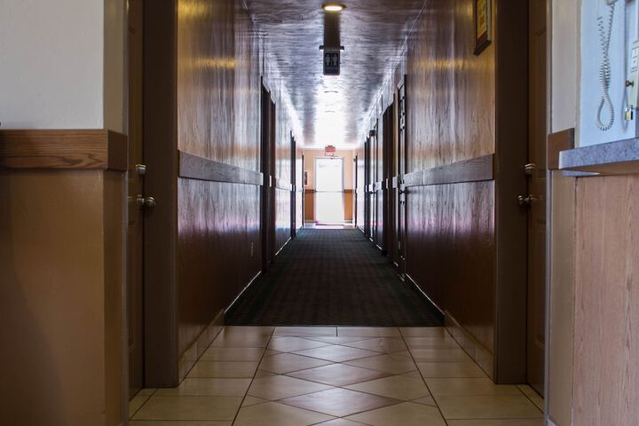 Ballroom/Hall 73 of 74