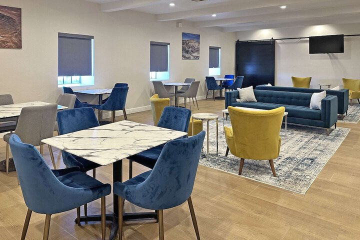 Lounge 40 of 45