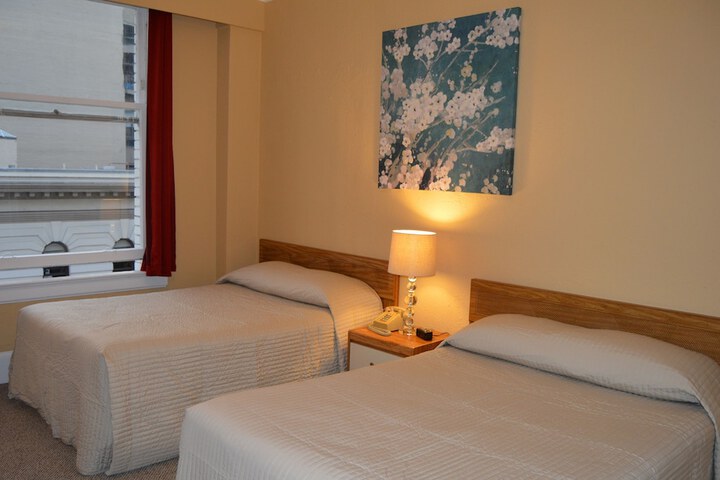 Room 13 of 35