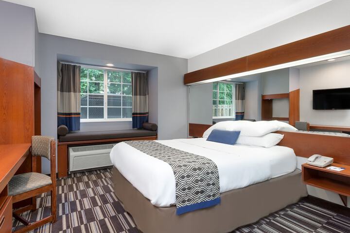 Room 8 of 18