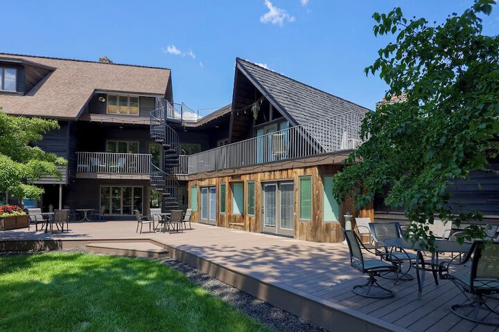 Twin Pine Manor Bed & Breakfast