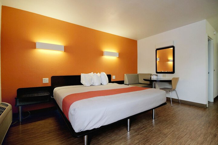 Room 14 of 37