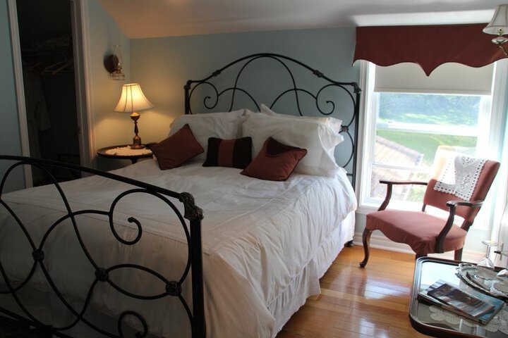 TULIPS AND THISTLE BED & BREAKFAST
