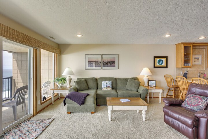 Lincoln Beach Condo w / Balcony + Ocean Views!