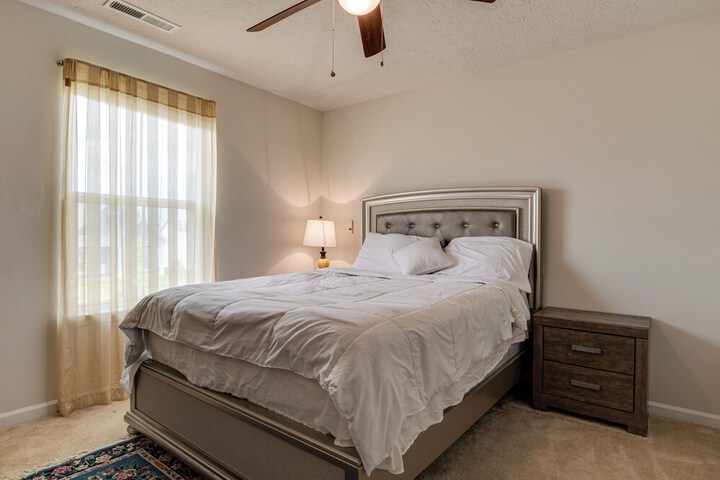Spacious Home w / Fireplace - Near Golf!