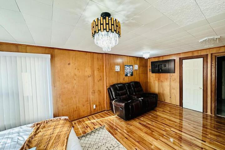 5 bedroom House King Beds 1 Bath 20 Min to Falls