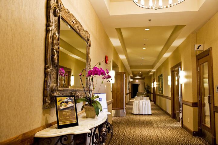 Ballroom/Hall 63 of 72