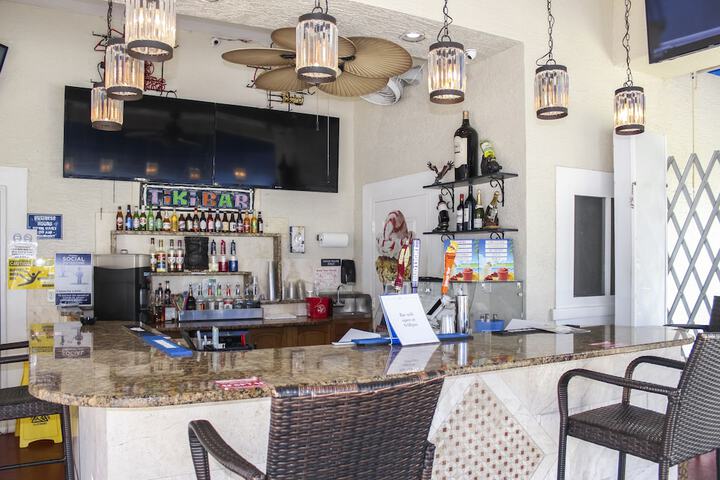 Lounge 47 of 64