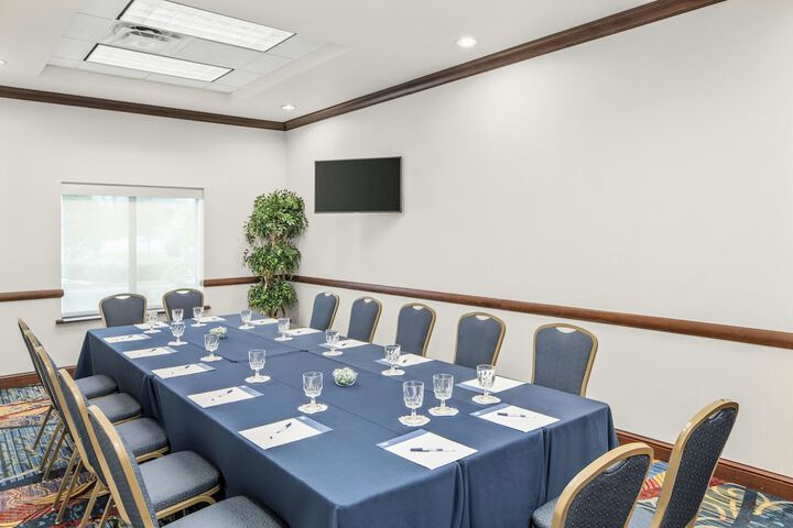 Holiday Inn Express & Suites Wilmington-Newark by IHG