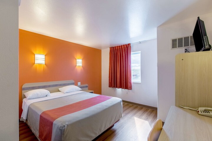 Room 17 of 34