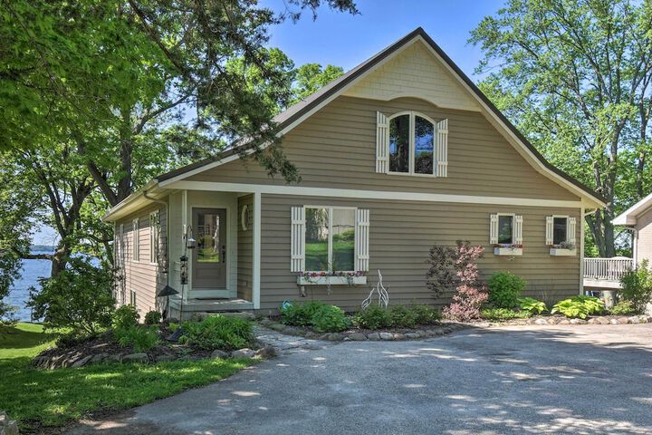 Pet-friendly Family Home Situated on Green Lake!