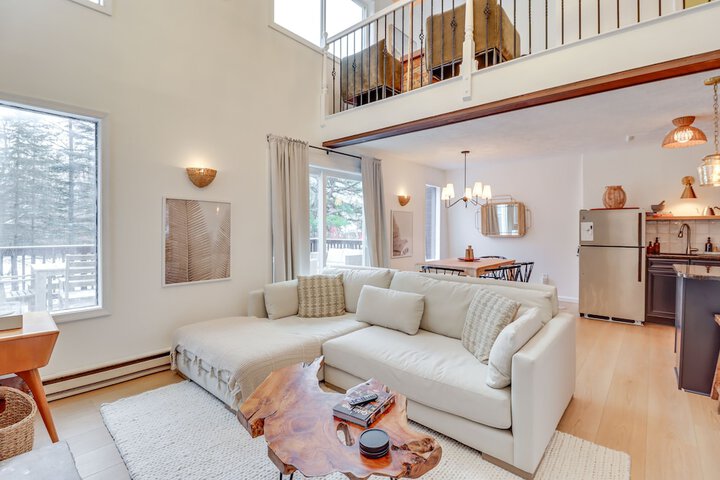 Family Home in Long Pond w / Fire Pit & Lake Access