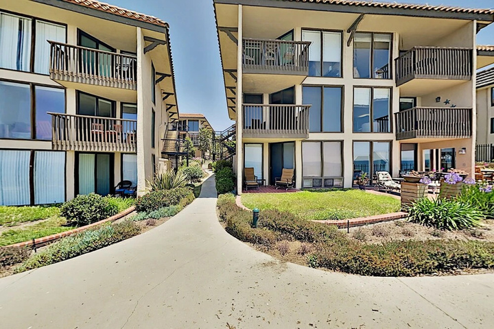 Immaculate Beach W / Pool Hot Tub & Balconies 2 Bedroom Condo