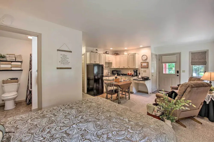 Cozy garden Room in Welsh Mountain Suites!