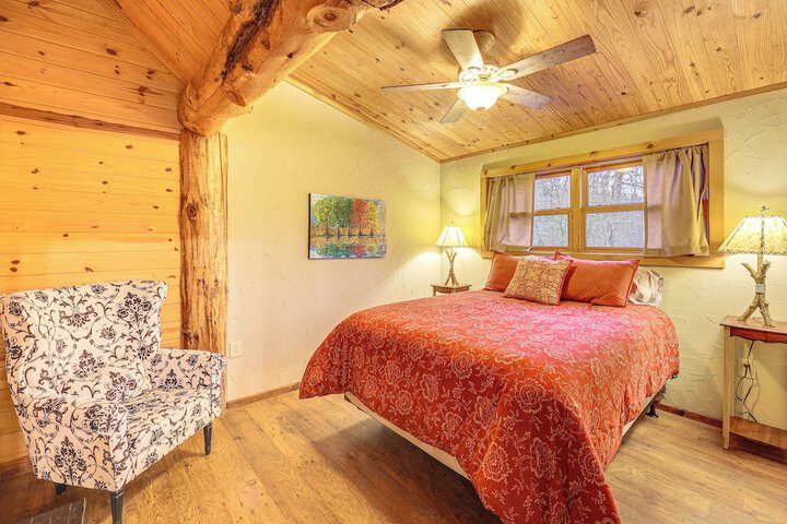 Fish Boat & Hike: Pet-friendly Cabin in Arkansas