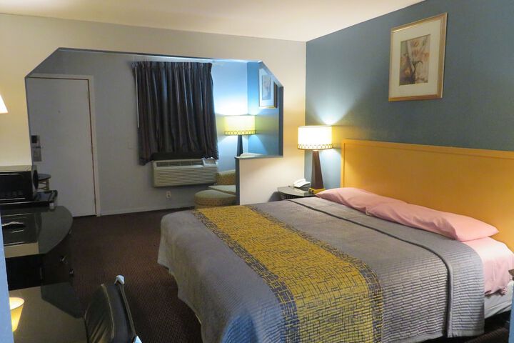 Room 9 of 11