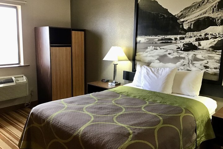 Super 8 by Wyndham Helena