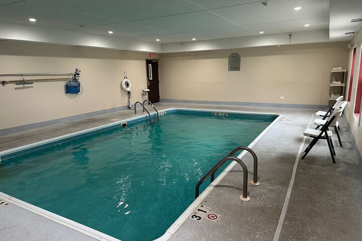 Econo Lodge Inn & Suites