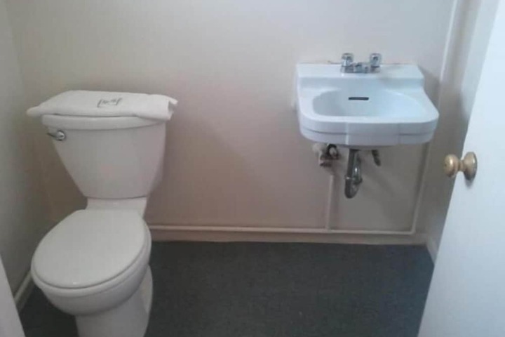 Room 6 of 13