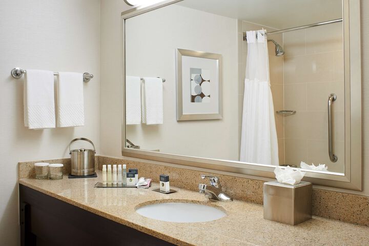 DoubleTree by Hilton Detroit - Dearborn