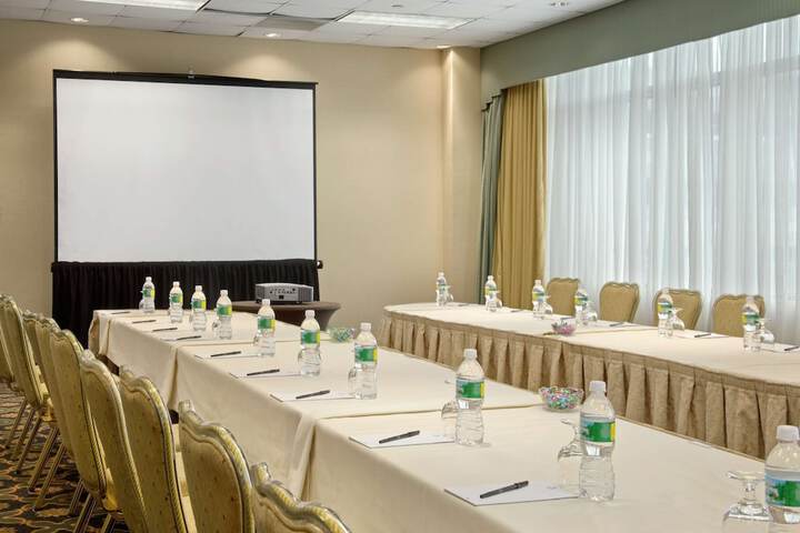 Hilton East Brunswick Hotel & Executive Meeting Center