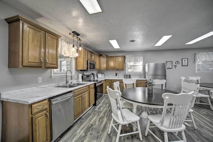 Near Mines & Meadows: Spacious Home w / Game Room