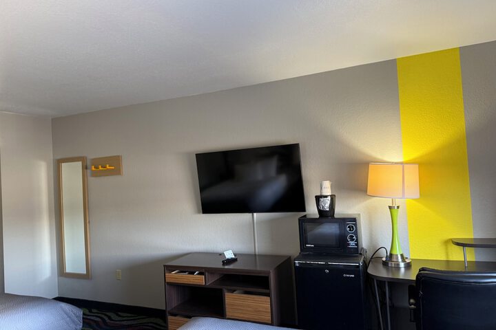 Super 8 by Wyndham Farmington