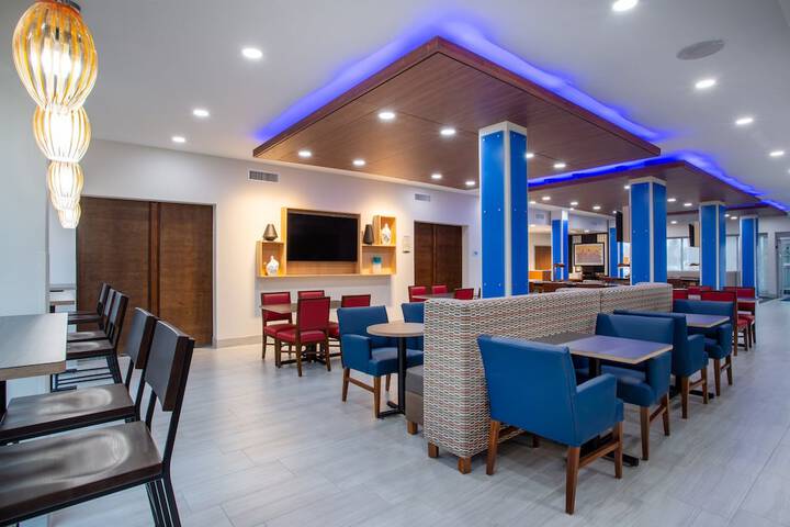 Holiday Inn Express & Suites Deland South by IHG