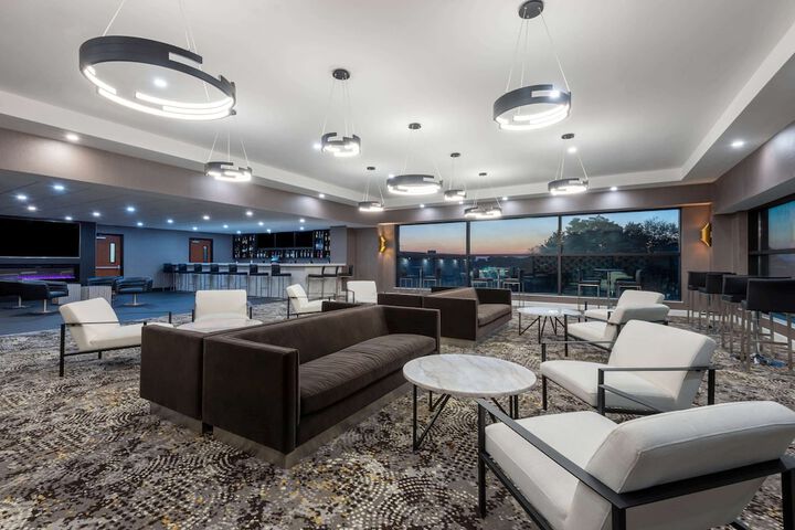 Lounge 77 of 104
