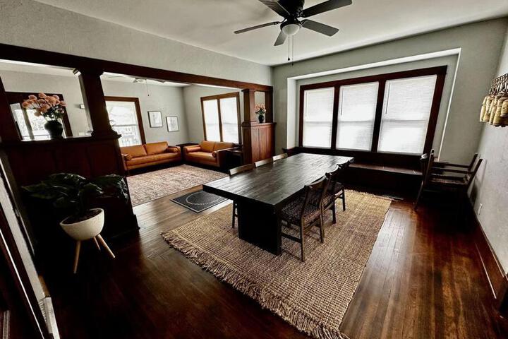 Mrs. Hughes Cottage - 2 bedroom House w / parking