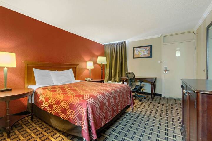 Room 33 of 47