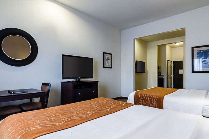 Comfort Inn & Suites Lawrence - University Area