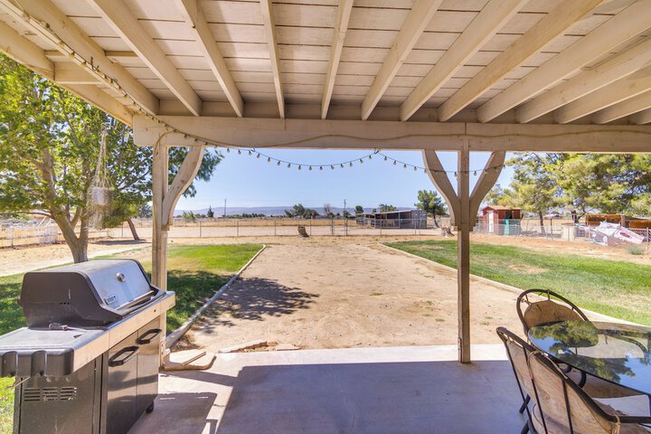 Spacious Lancaster Family Ranch - BBQ & Patio